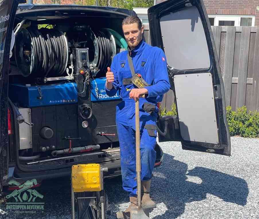 Een tevreden monteur met opgestoken duim naast de bestelbus, slim ingrijpen bespaart kosten bij een verstopte afvoer in Beverwijk