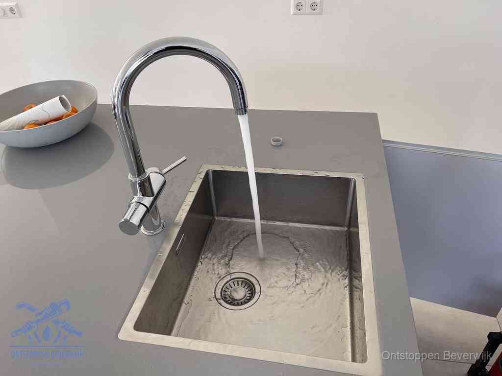 Een vrij doorstromende rvs spoelbak waar het water moeiteloos wegloopt, het resultaat van slim onderhoud dat geld bespaart in Beverwijk