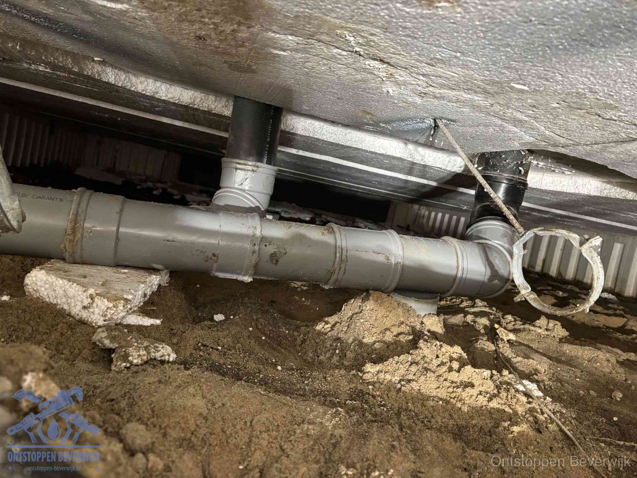 PVC-buizen in de kruipruimte van een gemengd of gescheiden rioolstelsel in Beverwijk