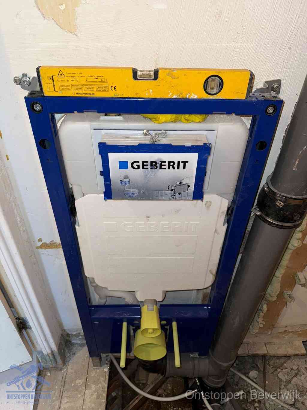 Een Geberit inbouwreservoir met frame voor een hangtoilet tegen de wand, met de afvoerbocht naar de vloer, kenmerkend voor een verstopt hangtoilet in Beverwijk