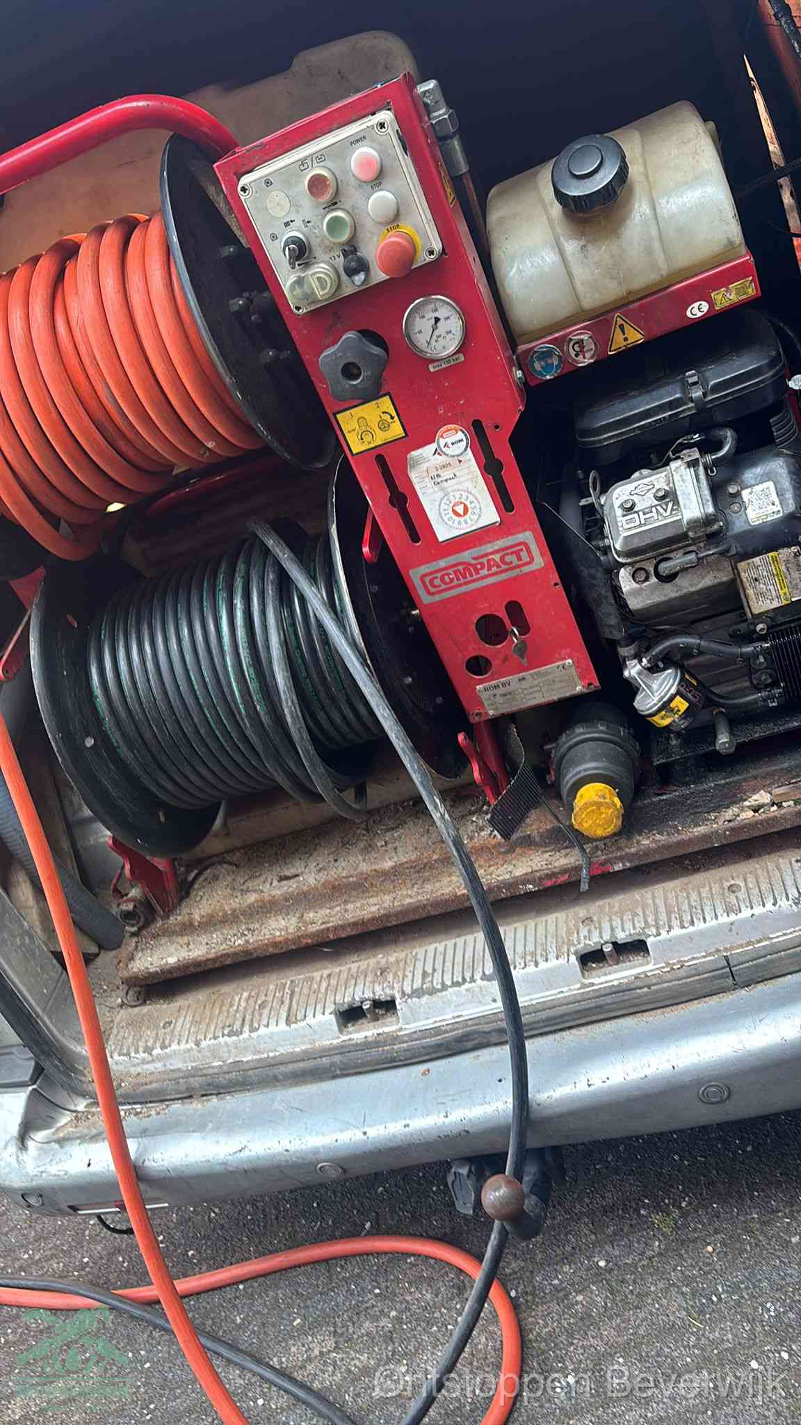 Een rood hogedruk-rioolreinigingstoestel in de laadbak van de bedrijfsbus, apparatuur voor een hardnekkige afvoerverstopping in Beverwijk