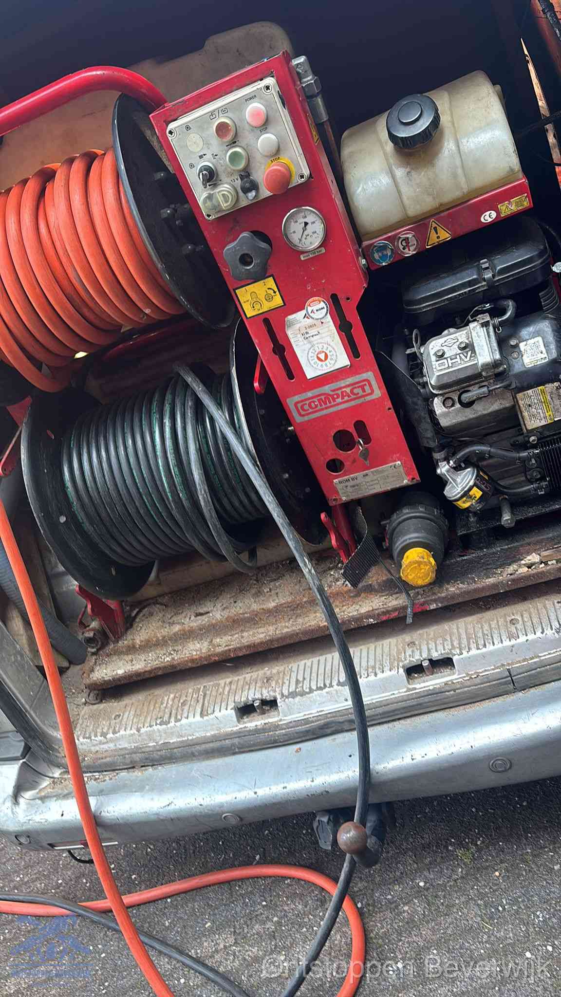 Hogedrukreiniger met slanghaspels in de bus voor het ontstoppen van het riool in Beverwijk