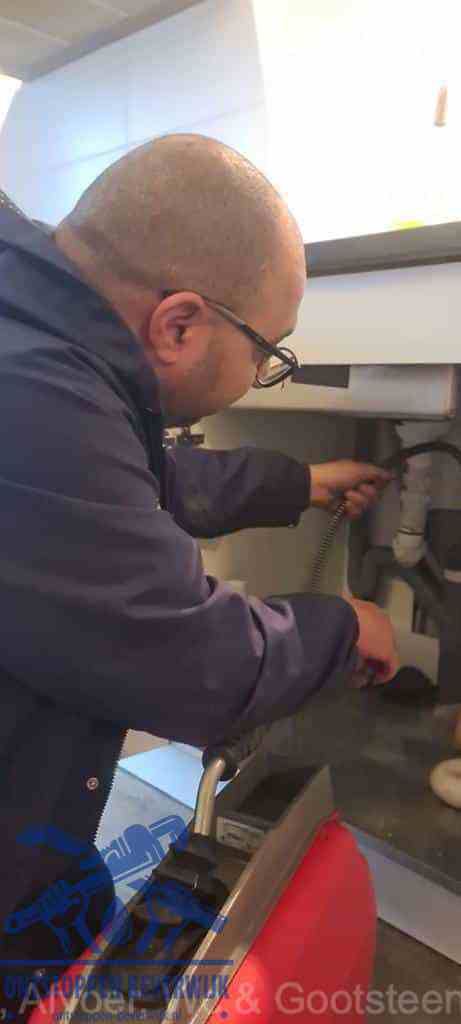 loodgieter-aan-het-werk-in-badkamer