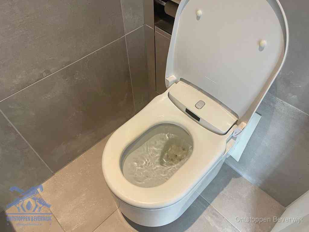 Een toiletpot vol troebel water met drijvend papier en restanten, de meest voorkomende oorzaak van een verstopte wc in Beverwijk