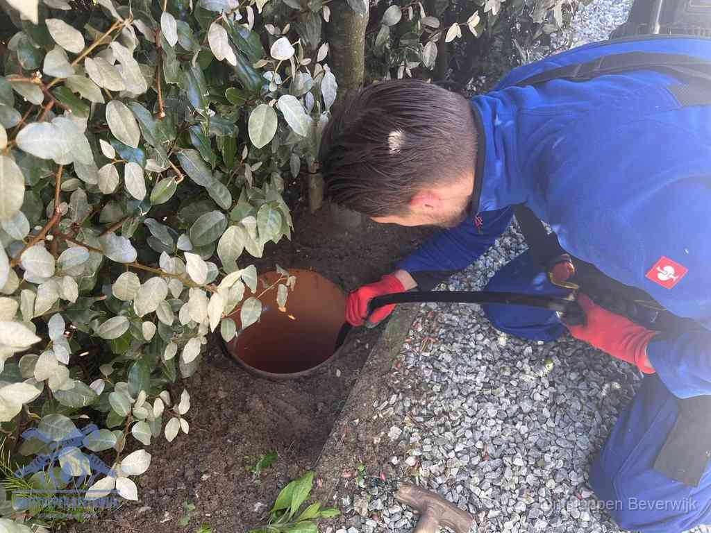 Monteur reinigt een rioolput met een slang, periodieke rioolreiniging in Beverwijk