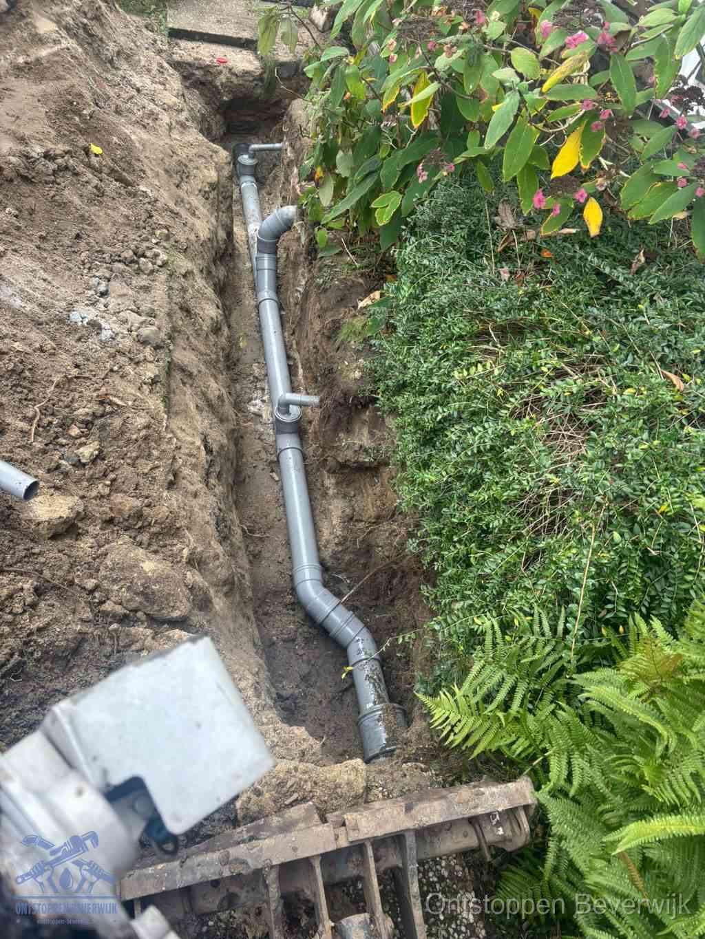 Open sleuf met nieuwe PVC-buizen, riool repareren en vervangen in Beverwijk