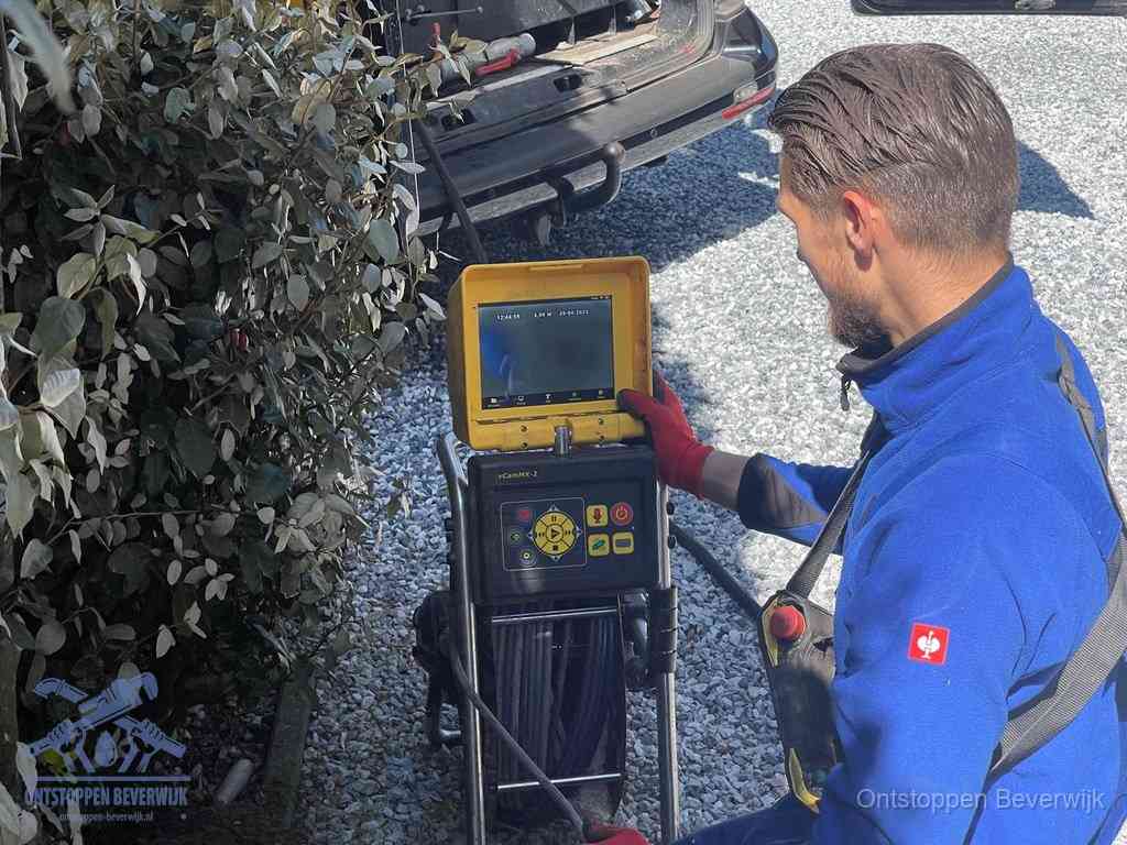 Monteur bedient een rioolinspectiecamera met monitor voor rioolinspectie in Beverwijk