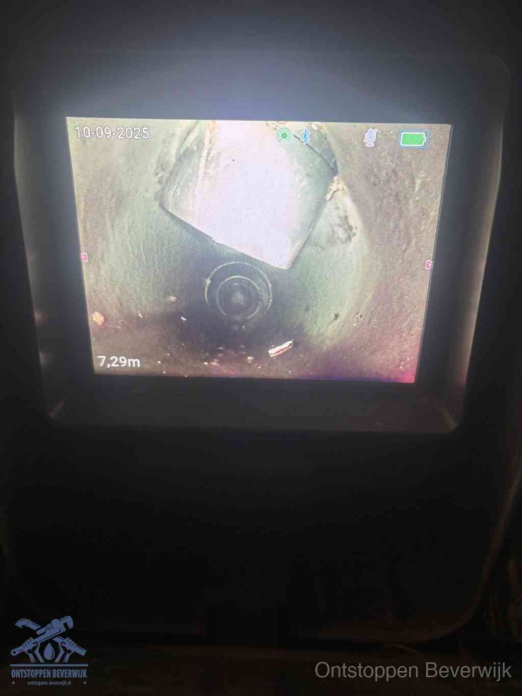 Camerabeeld van een verzakte rioolbuis diep onder de grond, een rioolverzakking in Beverwijk