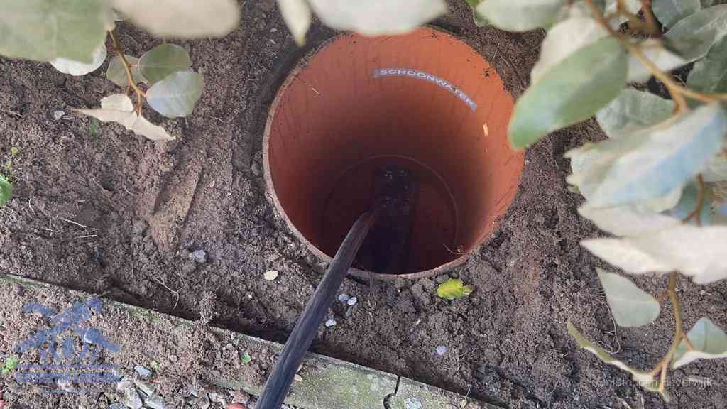Open inspectieput in de tuin waar een veer rioolvliegjes en stankoverlast aanpakt in Beverwijk