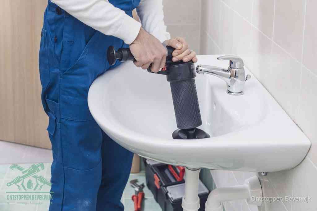 Een te ruwe doe-het-zelf poging met een hand-pomp op de afvoer van een badkamer-wastafel, een van de veelgemaakte fouten bij afvoer ontstoppen in Beverwijk