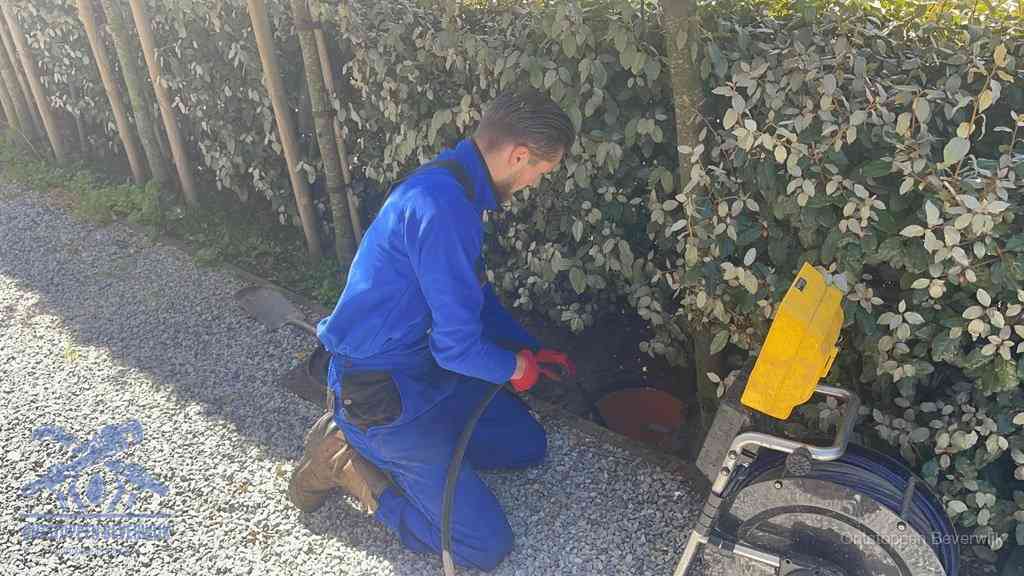 Monteur aan het werk bij een rioolput, de werkwijze voor riool ontstoppen in Beverwijk